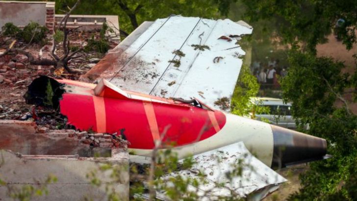 https://salarnews.in/public/uploads/images/newsimages/maannewsimage08082025_161957_AI plane crash.jpg